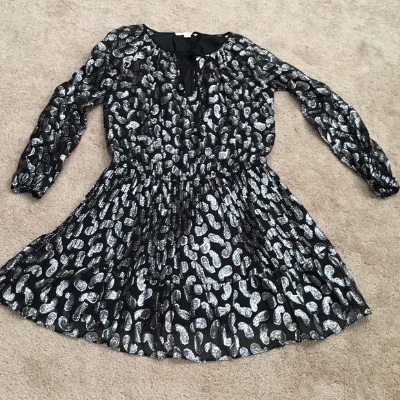 Michael Kors Dresses & Skirts - Michael Kors long sleeve black w/silver foil vtie